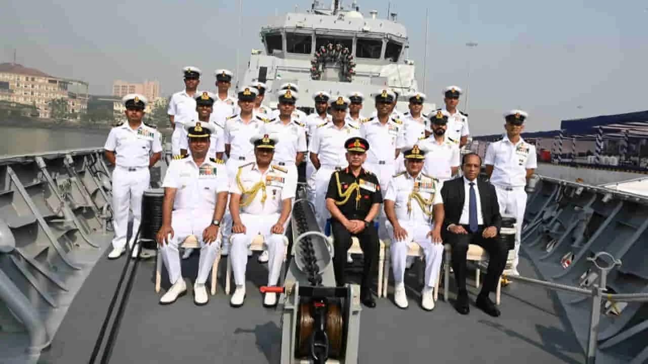 INS Mahe Commissioning: भारतीय नौसेना को मिला नया वॉरशिप, आर्मी चीफ बोले- राष्ट्रीय सुरक्षा का हिस्सा हैं भूमि, समुद्र और आकाश, स्वदेशी क्षमता पर जताया गर्व 5 INS Mahe Commissioning: Indian Army Chief General Upendra Dwivedi Attends Warship Induction Ceremony