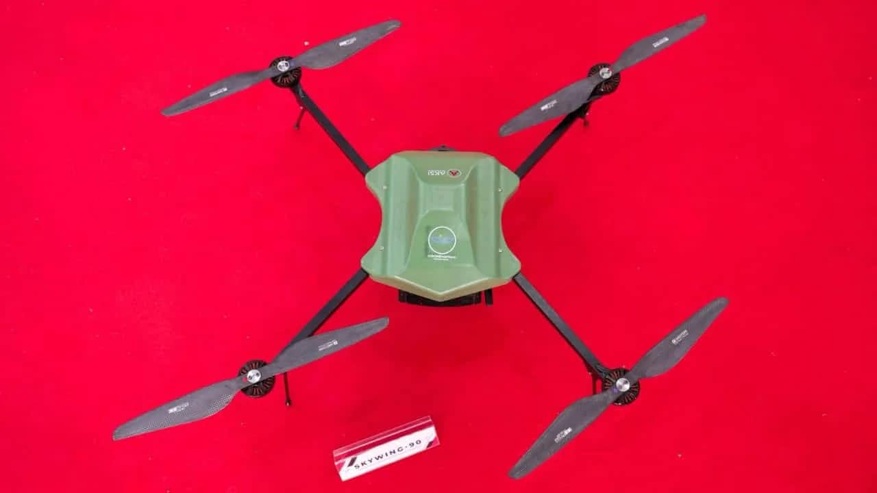 मेडिकल डिलीवरी से बॉर्डर सर्विलांस तक; विंग्स इंडिया में AKSI Aerospace ने लॉन्च किए दो नए Skyshipper और Skywing 90 यूएवी 1 AKSI Aerospace drones