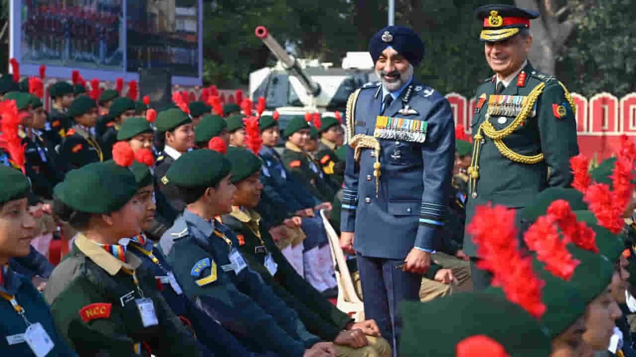 एनसीसी कैडेट्स से बोले वायुसेना प्रमुख, वर्दी से आगे भी रखें देश सेवा का जज्बा 2 Air Chief Marshal Visits NCC Republic Day Camp 2026