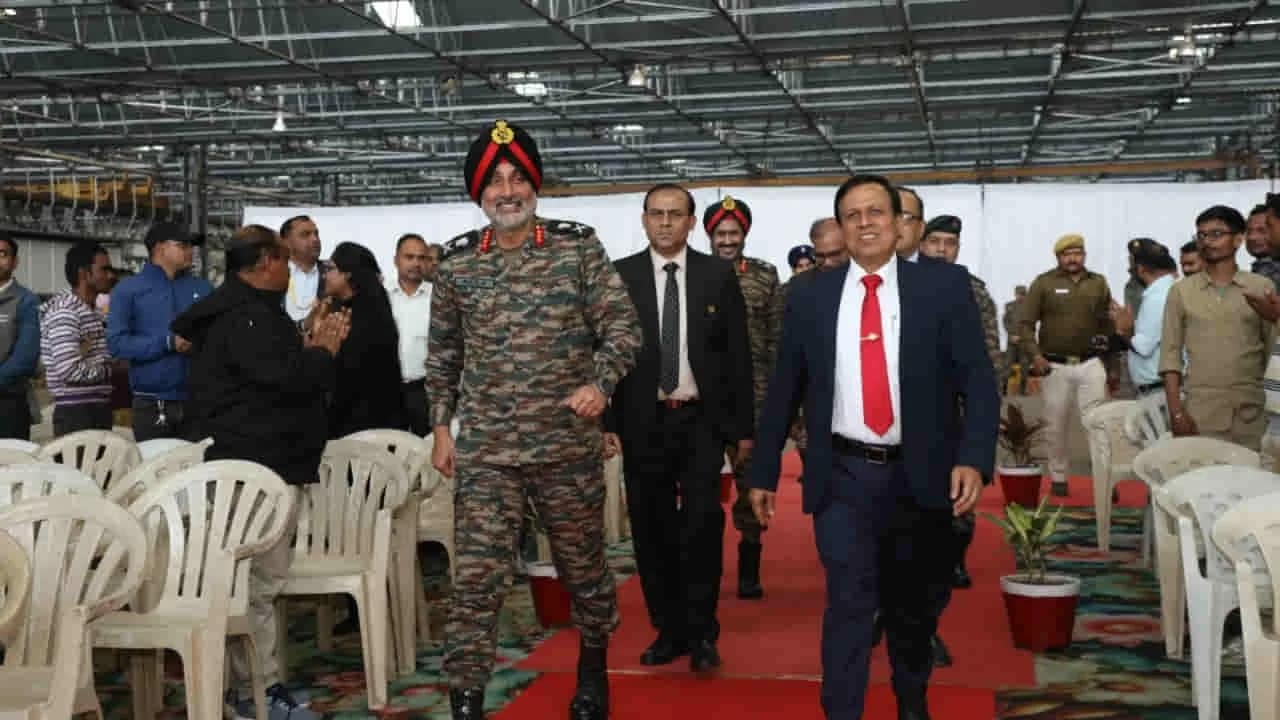 10–15 साल और बढ़ेगी T-72 टैंकों की उम्र, लंबे समय तक ऑपरेशनल बनाए रखने के लिए शुरू की ओवरहालिंग 1 T-72 Tank Overhaul Jabalpur