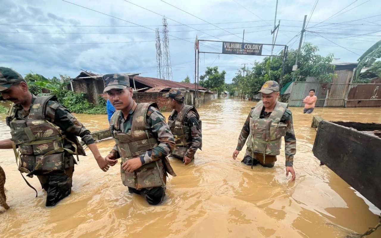 OP JAL RAHAT 2: हिमाचल से लेकर पूर्वोत्तर तक भारतीय सेना बनी 'मसीहा', बाढ़ में फंसी जिंदगियों के बीच उम्मीद बने जवान 3 OP Jal Rahat 2: Indian Army Emerges as Lifesaver from Himachal to Northeast, Rescuing Lives Amid Devastating Floods