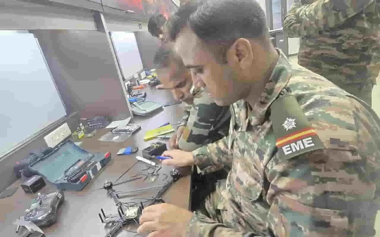 Drone warfare in Indian Army: ऑपरेशन सिंदूर के बाद सेना की हर बटालियन होगी मॉडर्न! सर्विलांस और कॉम्बैट ड्रोंस होंगे स्टैंडर्ड हथियार 1 Drone Warfare in Indian Army: Every Battalion to Get Surveillance and Combat Drones After Operation Sindoor