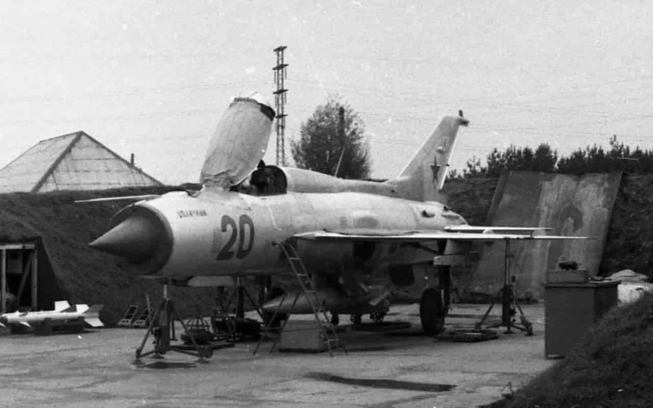MiG-21 Variants History: मिग-21 इंटरसेप्टर से कैसे बना “रनवे बस्टर”, जानिए हर वैरिएंट की कहानी, 4th जनरेशन फाइटर जेट्स को दे सकता था मात 1 MiG-21 Variants History India