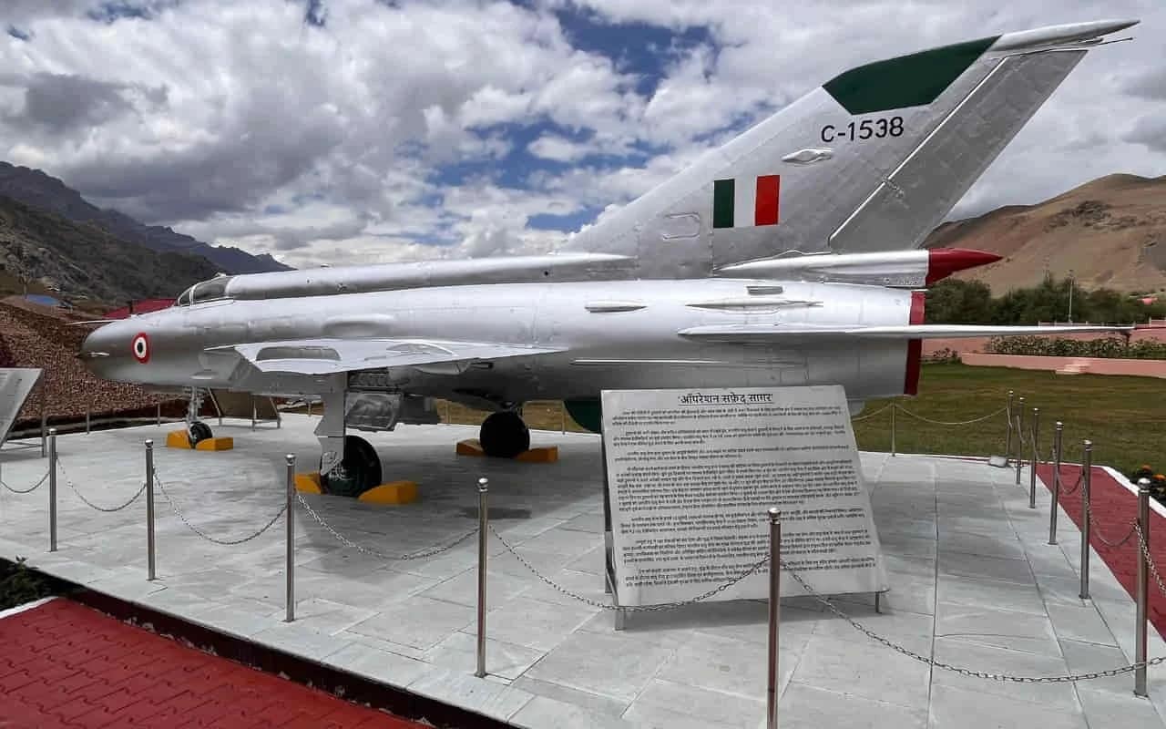 MiG-21 Bison Retirement: संस्थानों में मिग-21 के लिए मची होड़, स्टेटिक डिस्प्ले की जबरदस्त मांग और 5-6 साल का इंतजार! 1 IAF MiG-21 Bison Retirement After 62 Years: Legacy, Last Flight and What Comes Next