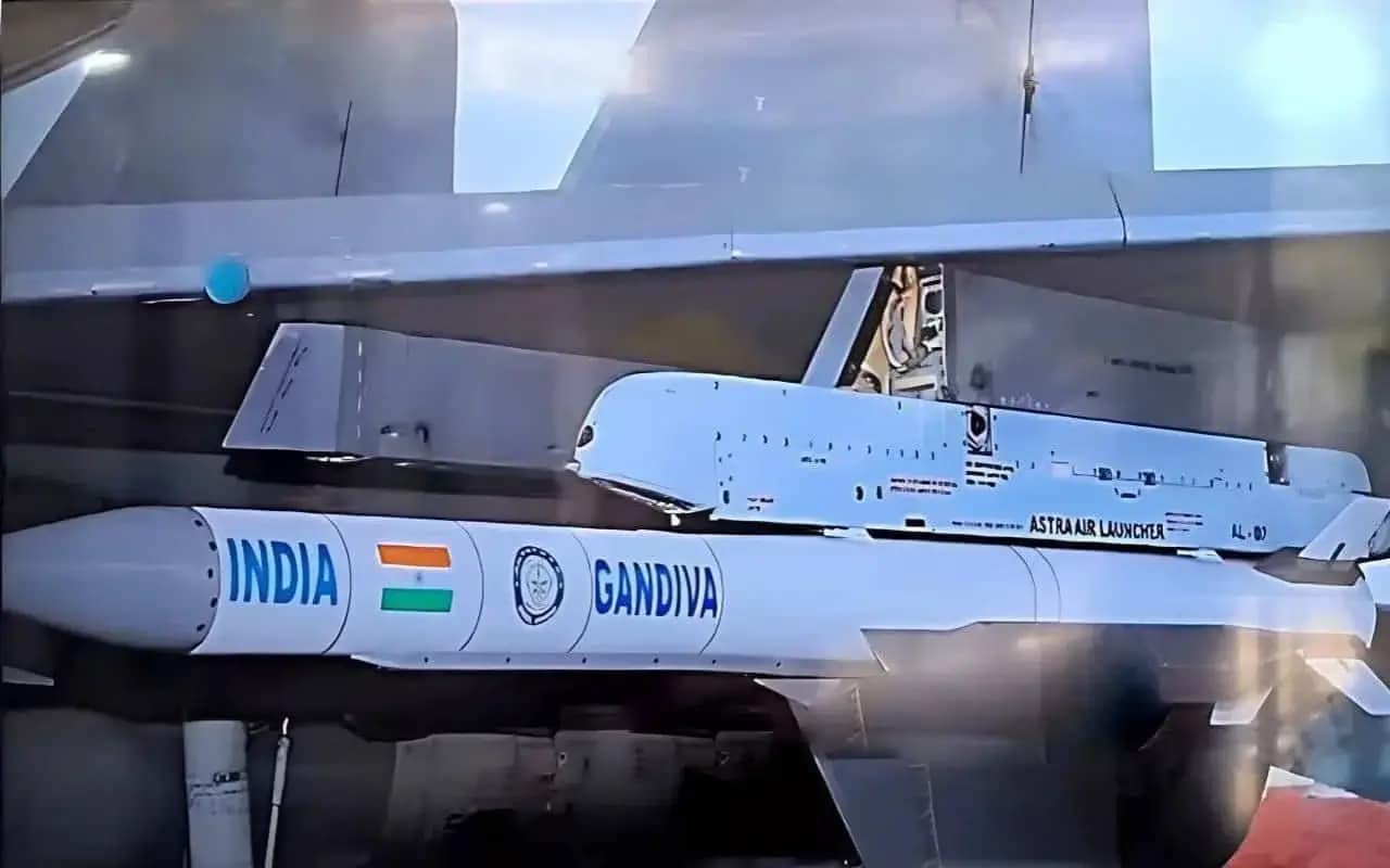 AIM-120 AMRAAM: ऑपरेशन सिंदूर में जेएफ-17 और एफ-16 खोने से घबराया हुआ है पाकिस्तान, जानता है भारत के अस्त्र और गांडीव से बचना है बेहद मुश्किल, इसलिए की ये डील 1 AIM-120 AMRAAM Missiles To Pakistan: How India’s Astra Mk2 & Gandiva Counter “MiG-21 Killer” Threat