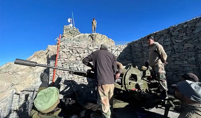 Indian Army- Facing Tough Winter in Ladakh, Fully Prepared to Tackle Challenges Along LAC Indian Army: Facing Tough Winter in Ladakh, Fully Prepared to Tackle Challenges Along LAC