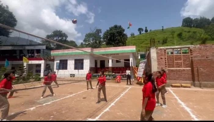 Jammu-Kashmir: भारतीय सेना की कोचिंग से वॉलीबॉल खेल में लड़कियों ने गाड़े झंडे, राष्ट्रीय टूर्नामेंट में राज्य का करेंगी प्रतिनिधित्व 3 Jammu-Kashmir: Indian Army Coaching Empowers Girls in Volleyball, to Represent the State in National Tournament.