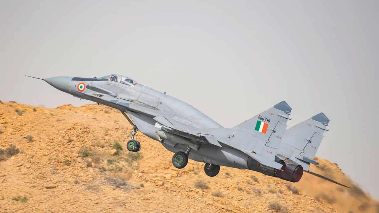 चीन-पाकिस्तान के लिए बुरी खबर; IAF का ‘बाज’ बनेगा और घातक, मिग-29 में वायुसेना करने जा रही बड़ा मिसाइल अपग्रेड 4 MiG-29 ASRAAM missile upgrade
