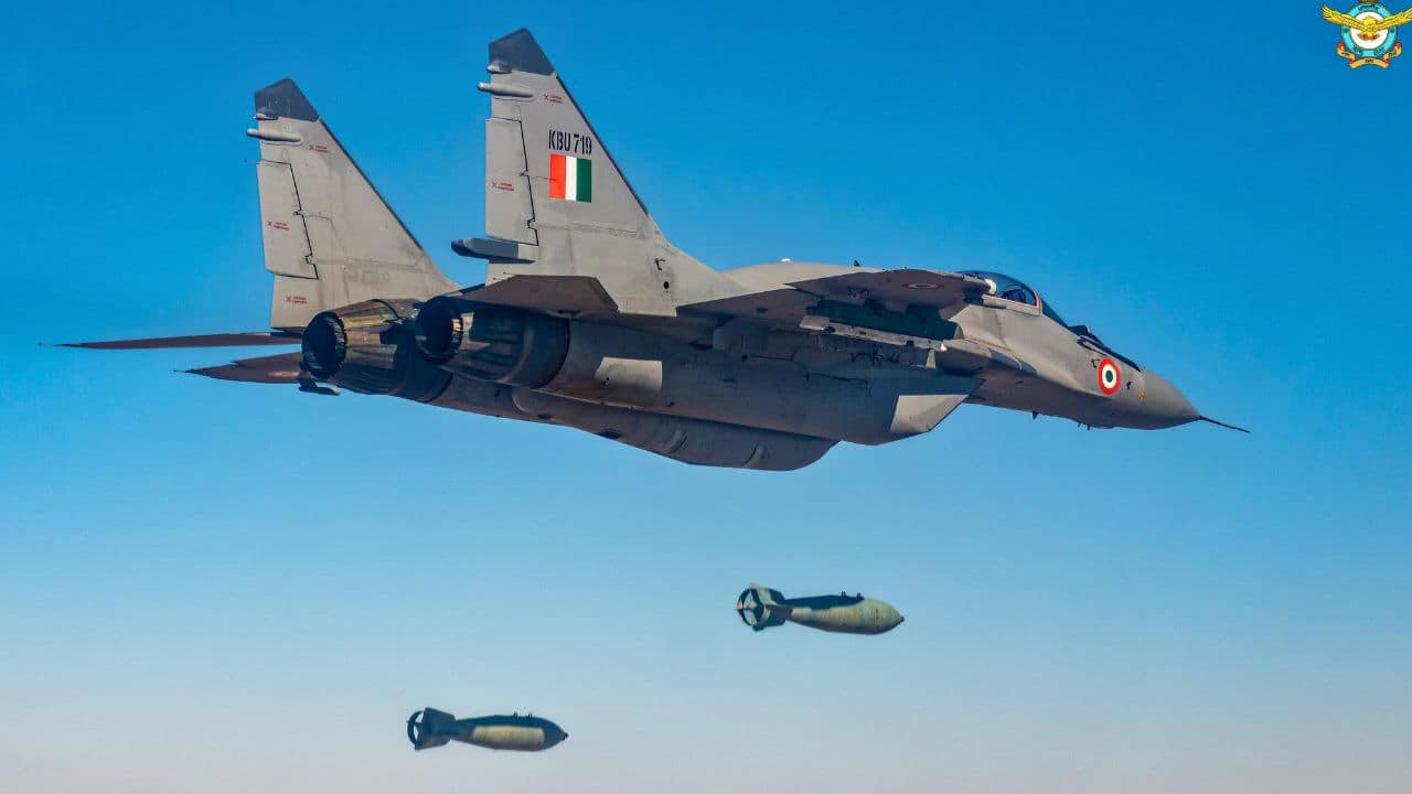 चीन-पाकिस्तान के लिए बुरी खबर; IAF का ‘बाज’ बनेगा और घातक, मिग-29 में वायुसेना करने जा रही बड़ा मिसाइल अपग्रेड 1 MiG-29 ASRAAM missile upgrade