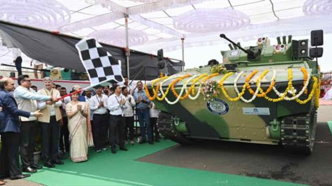 DRDO ने लॉन्च किए दो नए आर्मर्ड प्लेटफॉर्म, WhAP से भी एडवांस है AAP, अमेरिकी स्ट्राइकर को दे रहा टक्कर! 3 AAP vs WhAP vs Stryker