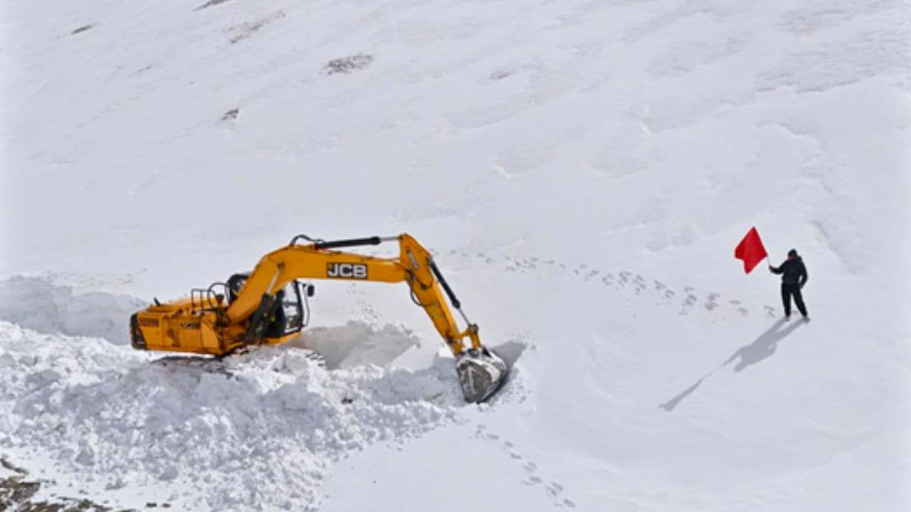 लेह-मनाली हाईवे खोलने की तैयारी शुरू, BRO ने शुरू किया स्नो क्लियरेंस ऑपरेशन 2 Leh-Manali Snow Clearance