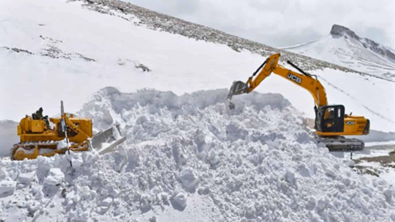 लेह-मनाली हाईवे खोलने की तैयारी शुरू, BRO ने शुरू किया स्नो क्लियरेंस ऑपरेशन 3 Leh-Manali Snow Clearance